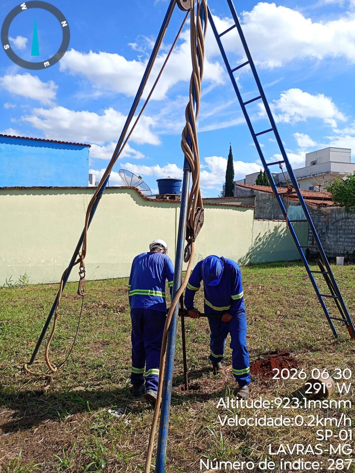 Equipe executando sondagem em Lavras, Minas Gerais
