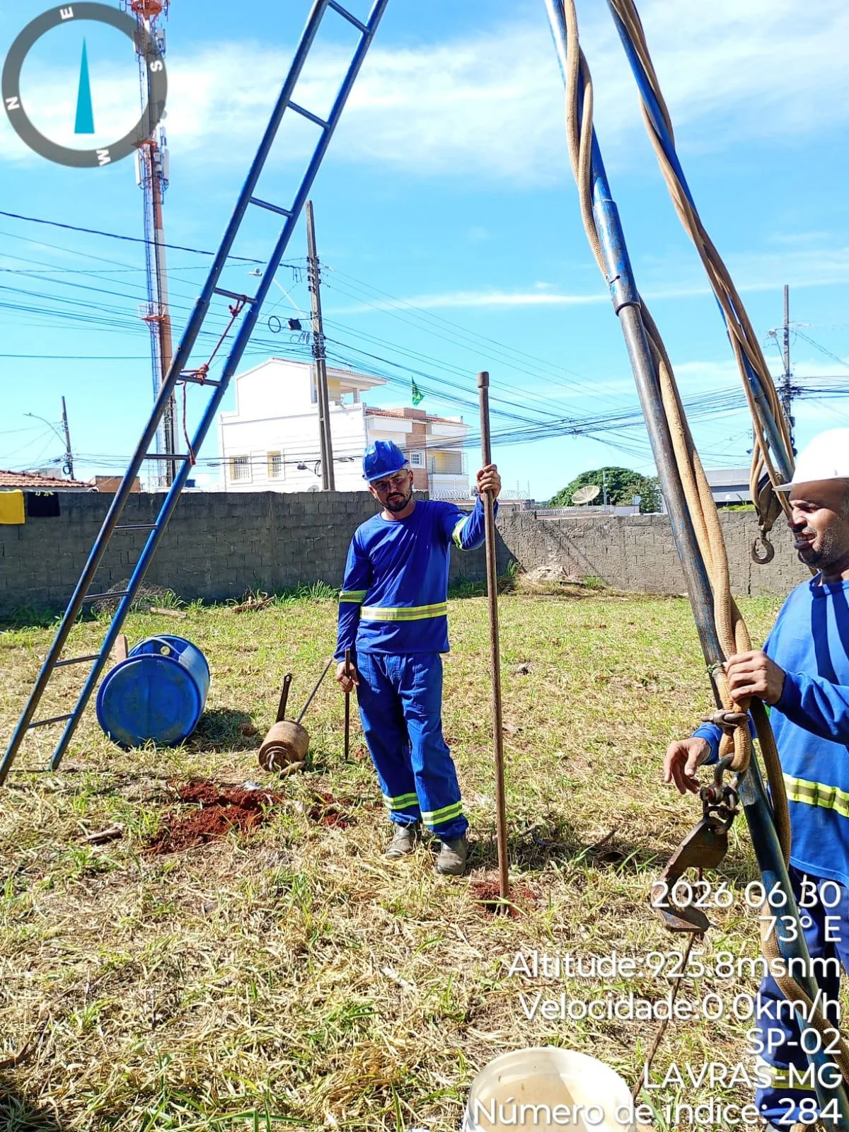 Equipe de sondagem trabalhando em Lavras